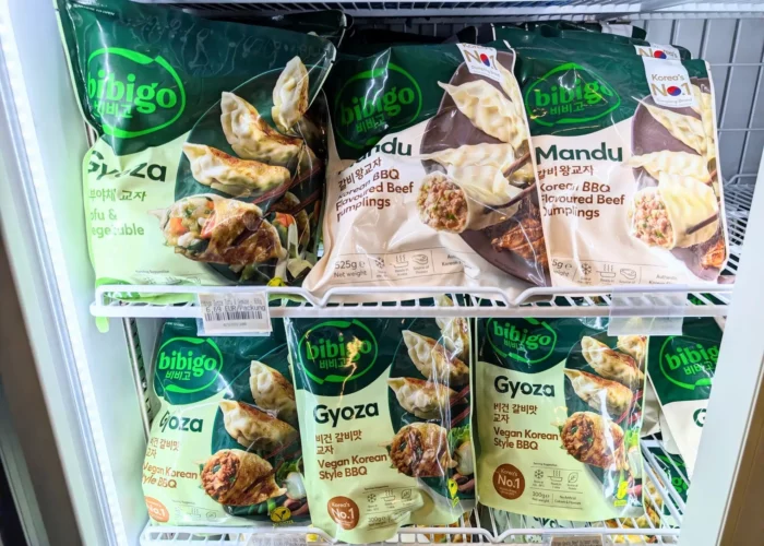 Verschiedene Arten von Teigtaschen liegen in einem Kühlregal.