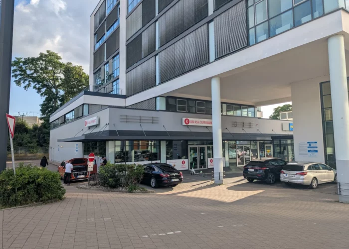 Außenansicht eines asiatischen Supermarkts mit geräumigen Kundenparkplätzen direkt vor dem Eingang.